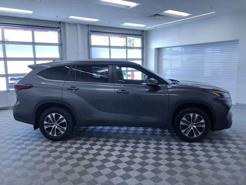 Certified 2024 Toyota Highlander XLE image 38