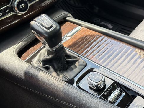 Used 2017 Volvo XC90 T5 Momentum w/ Vision Package FWD image 17