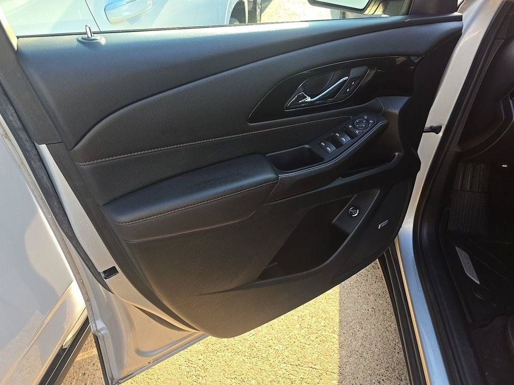 Used 2022 Chevrolet Traverse RS FWD image 10