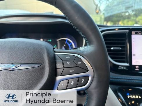 Used 2021 Chrysler Pacifica Touring-L FWD image 23