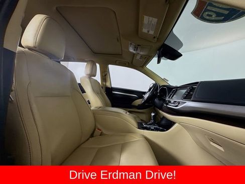 Used 2019 Toyota Highlander XLE FWD image 25