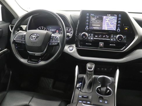 Used 2021 Toyota Highlander XLE AWD/4WD image 25
