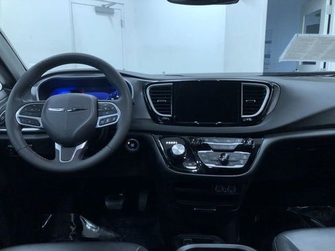 Used 2025 Chrysler Pacifica Select image 18