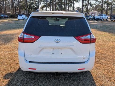 Used 2015 Toyota Sienna LE image 4
