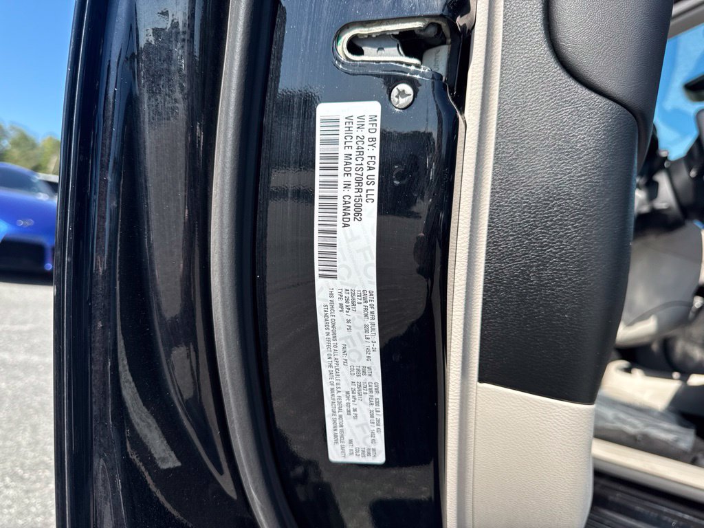 Used 2024 Chrysler Pacifica Limited FWD image 30