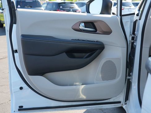 Used 2021 Chrysler Voyager L FWD image 14