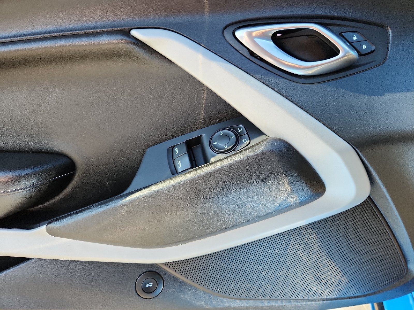 Used 2023 Chevrolet Camaro LT RWD image 12