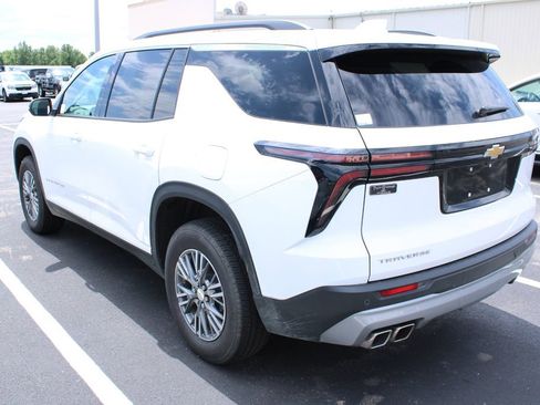 Used 2025 Chevrolet Traverse LT FWD image 9