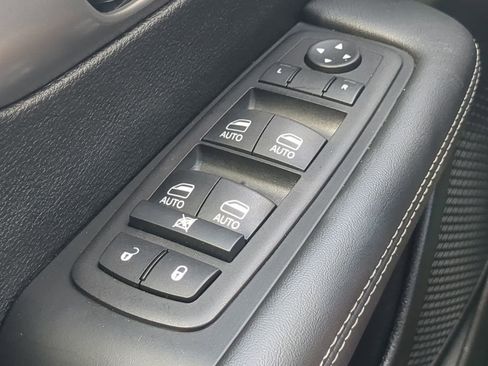 Used 2025 Chrysler Pacifica Select image 24