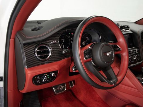 Used 2022 Bentley Bentayga image 22