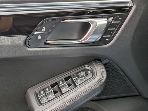 Certified 2025 Porsche Macan image 15