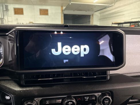 Used 2024 Jeep Wrangler Unlimited image 16