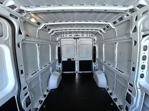 Used 2024 RAM ProMaster 2500 w/ Storage Group FWD image 21