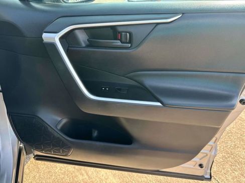 Used 2019 Toyota RAV4 LE image 13