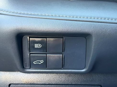 Used 2021 Toyota Highlander LE FWD image 24