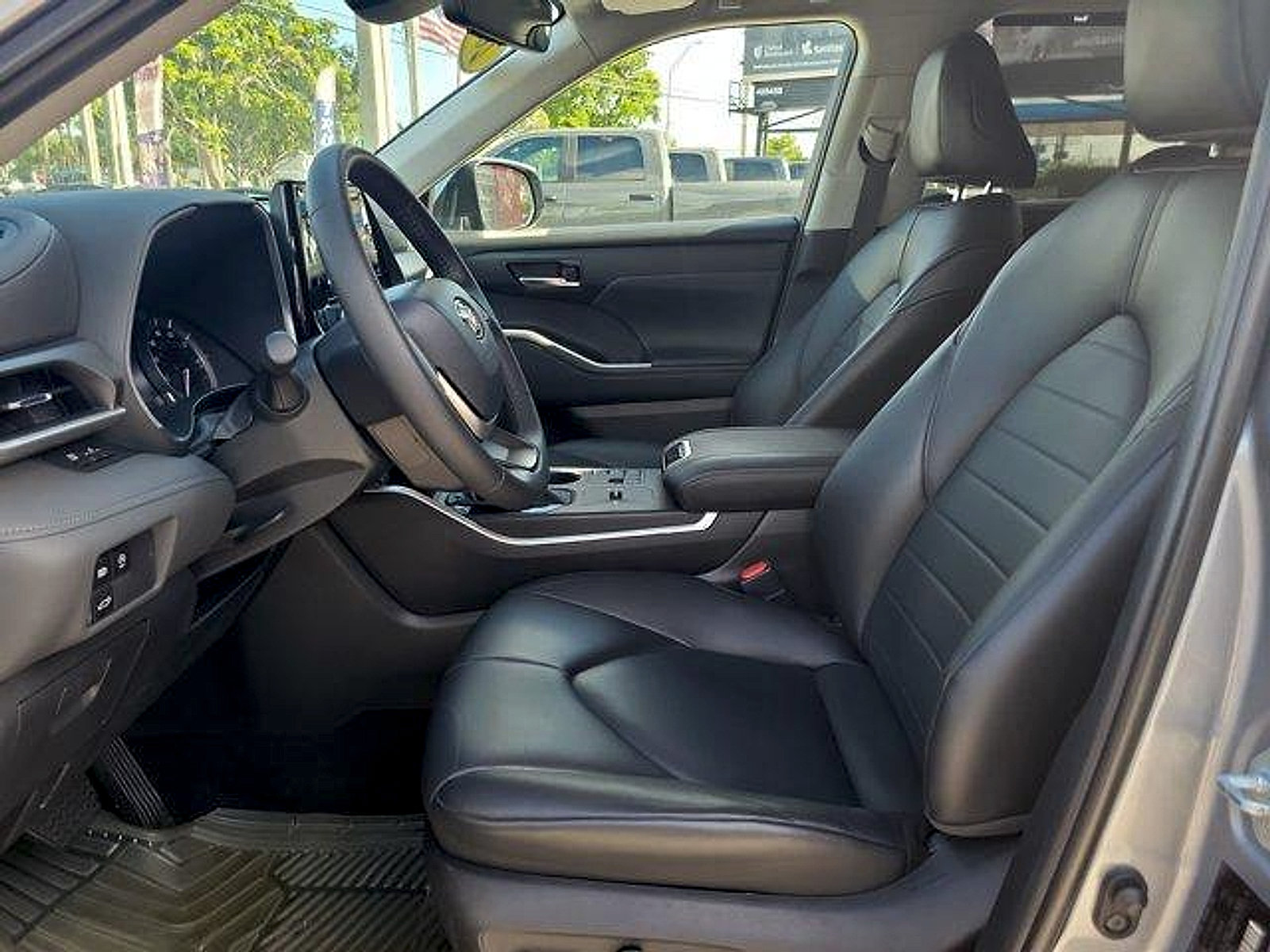 Used 2023 Toyota Highlander XLE FWD image 26