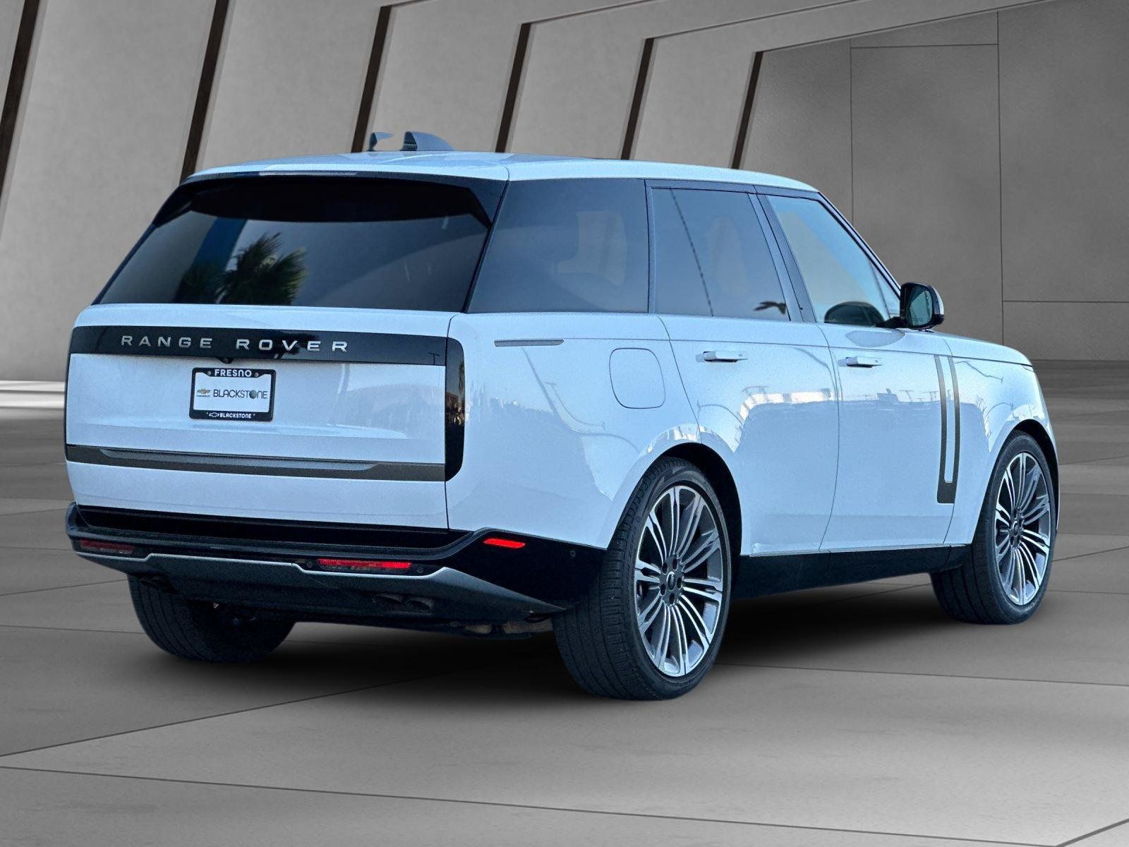Used 2024 Land Rover Range Rover SE AWD/4WD image 4