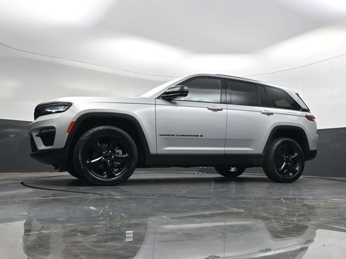 Used 2023 Jeep Grand Cherokee Limited w/ Black Appearance Package AWD/4WD image 35