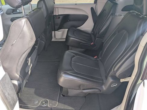 Used 2024 Chrysler Pacifica Touring-L FWD image 18