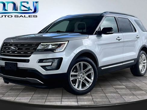 Used 2017 Ford Explorer XLT w/ Equipment Group 202A image 1