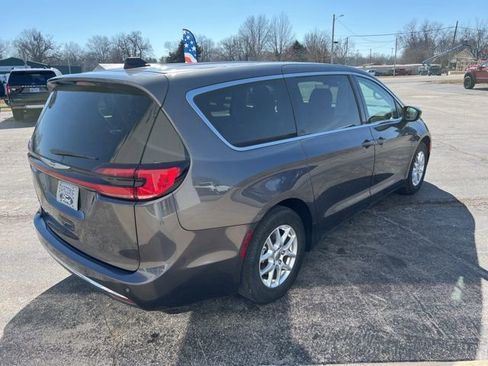 Used 2023 Chrysler Pacifica Touring-L FWD image 5