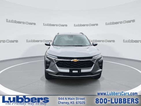 Used 2025 Chevrolet Trax LT w/ LT Convenience Package FWD image 3