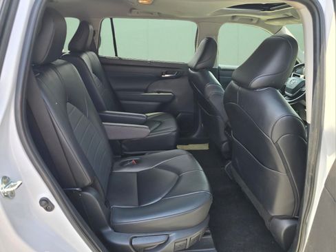 Used 2024 Toyota Highlander XLE FWD image 11