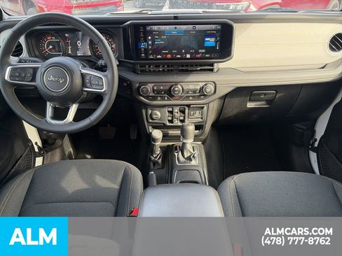 Used 2025 Jeep Wrangler Unlimited Sahara AWD/4WD image 12