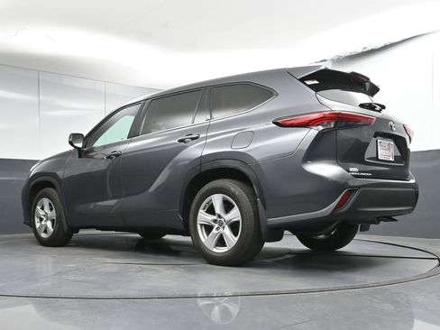 Used 2022 Toyota Highlander LE image 28