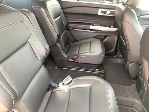 Used 2022 Ford Explorer XLT w/ Equipment Group 202A AWD/4WD image 8