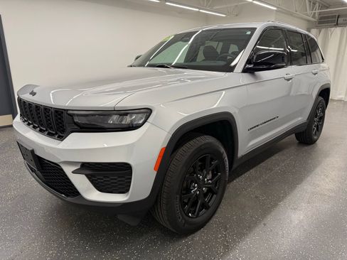 Used 2025 Jeep Grand Cherokee Altitude AWD/4WD image 4