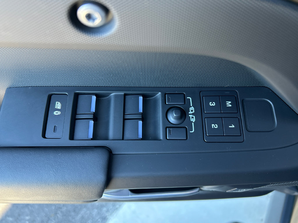 Used 2025 Land Rover Defender 130 X-Dynamic SE AWD/4WD image 11