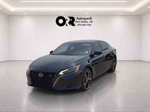 Used 2024 Nissan Altima 2.5 SR FWD image 2