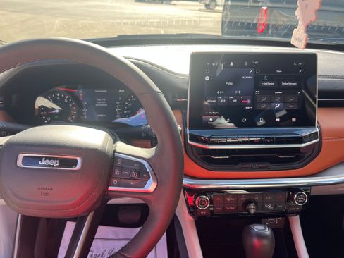 Used 2024 Jeep Compass Limited image 16