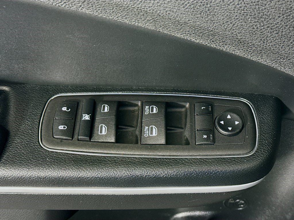 Used 2023 Chrysler 300 Touring w/ Safetytec Plus Group RWD image 23