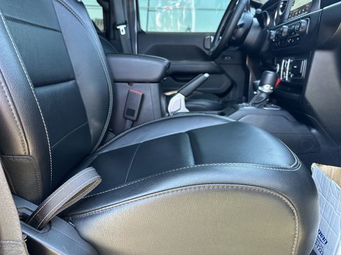Used 2018 Jeep Wrangler Unlimited Sahara AWD/4WD image 16