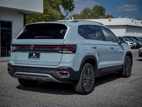 New 2026 Volkswagen Taos SE image 9