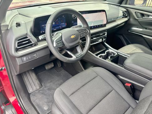 Used 2025 Chevrolet Traverse LT w/ Driver Confidence Package FWD image 11