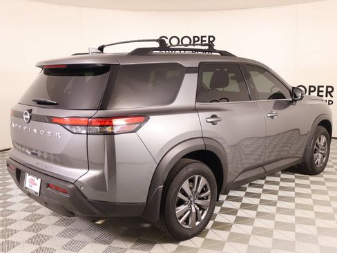 Used 2025 Nissan Pathfinder SV FWD image 21