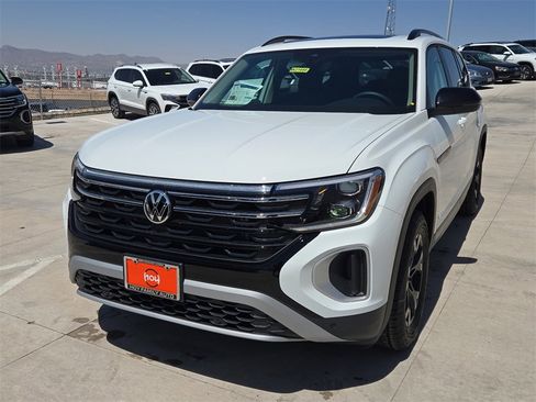 New 2025 Volkswagen Atlas Peak Edition SE image 4