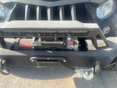Used 2017 Jeep Wrangler Unlimited Sahara AWD/4WD image 3