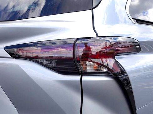 Used 2025 Toyota Sienna XLE FWD image 5