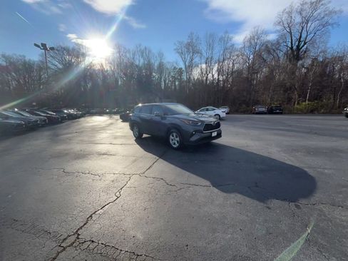 Used 2025 Toyota Highlander LE image 14
