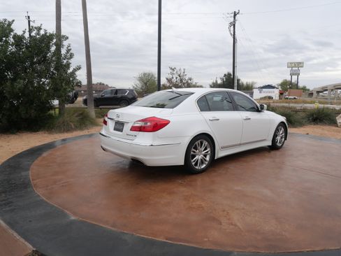 Used 2012 Hyundai Genesis 5.0 image 2