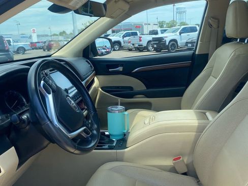 Used 2017 Toyota Highlander Limited AWD/4WD image 8