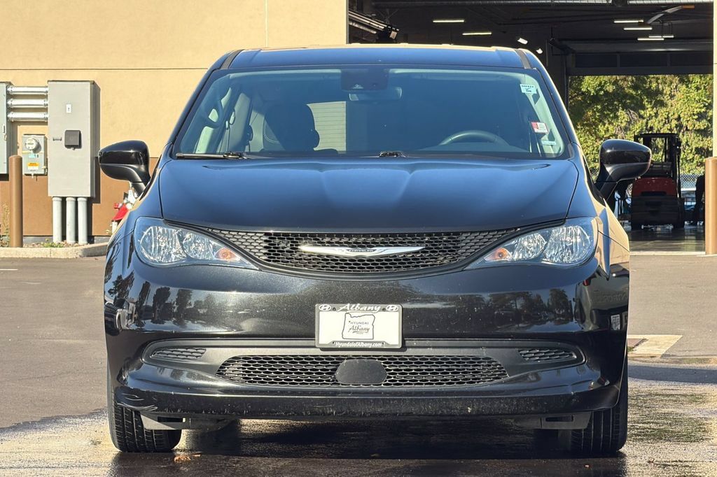 Used 2023 Chrysler Voyager LX FWD image 6
