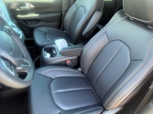 New 2026 Chrysler Pacifica Select image 17