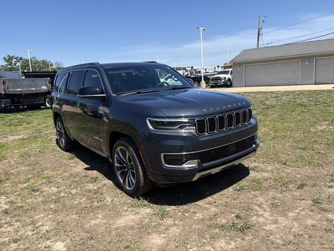 Used 2024 Jeep Wagoneer Series III w/ Premium Group I AWD/4WD image 2