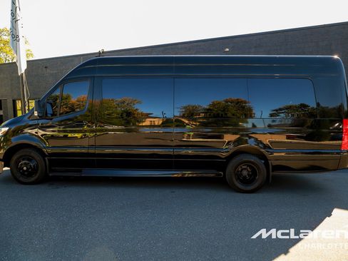 Used 2020 Mercedes-Benz Sprinter 3500 w/ Windows All Around Package image 4