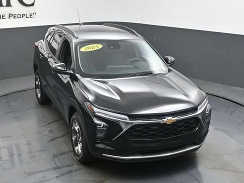 Used 2025 Chevrolet Trax LT FWD image 47